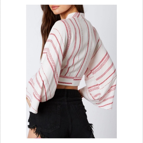 💢TIE FRONT CROP TOP 💢 - Picture 2 of 3